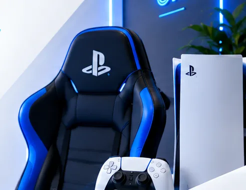 Karrige gaming për konsolë me një kontrollues të bardhë mbi tavolinë